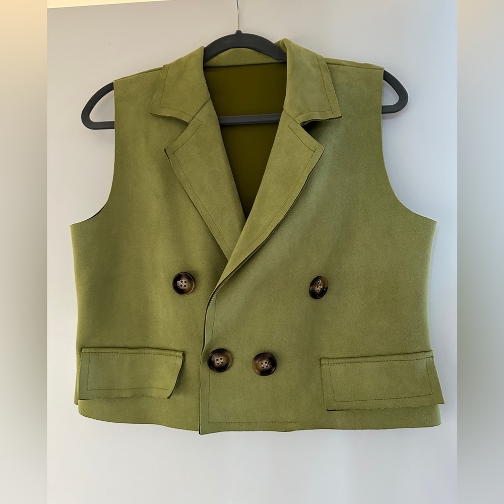 Cute green vest from Spain❤️